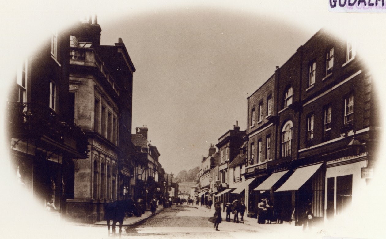Godalming High Street ، Surrey ، c900 (صورة بني داكن) بواسطة مصور انجليزى