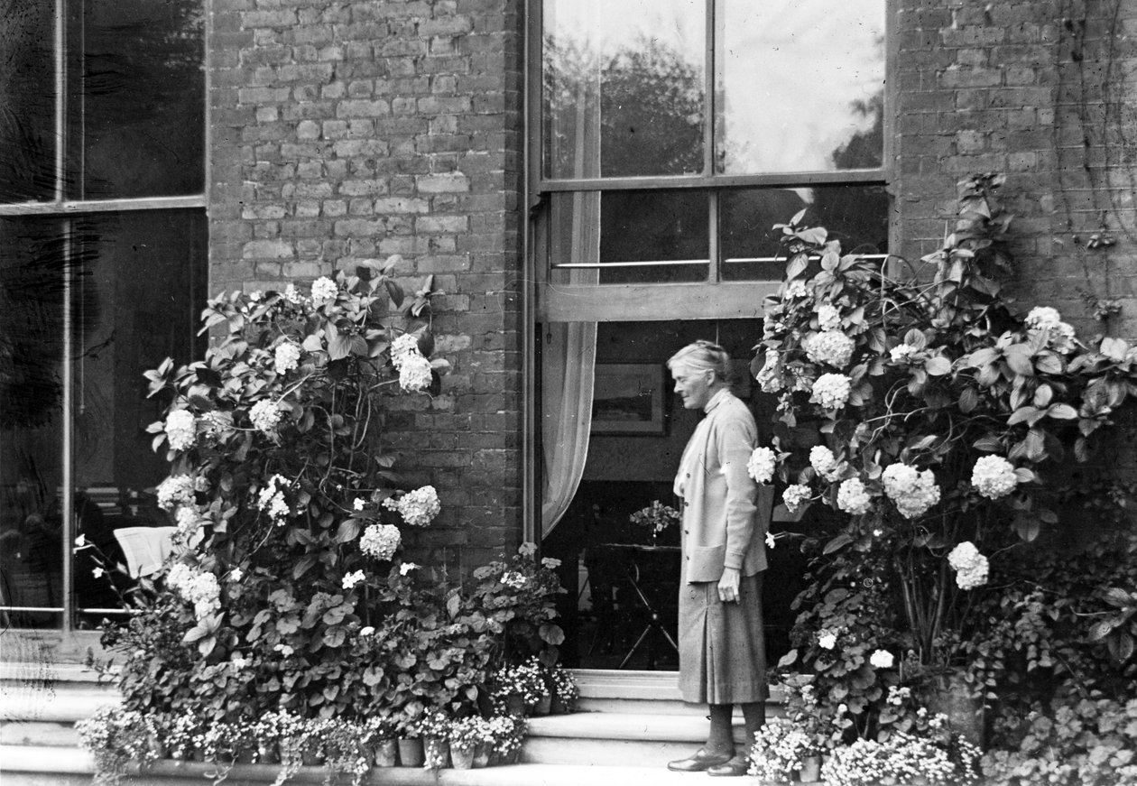 Gulielma Lister في منزلها ، Sycamore House ، Leytonstone ، c.1930 بواسطة مصور انجليزى