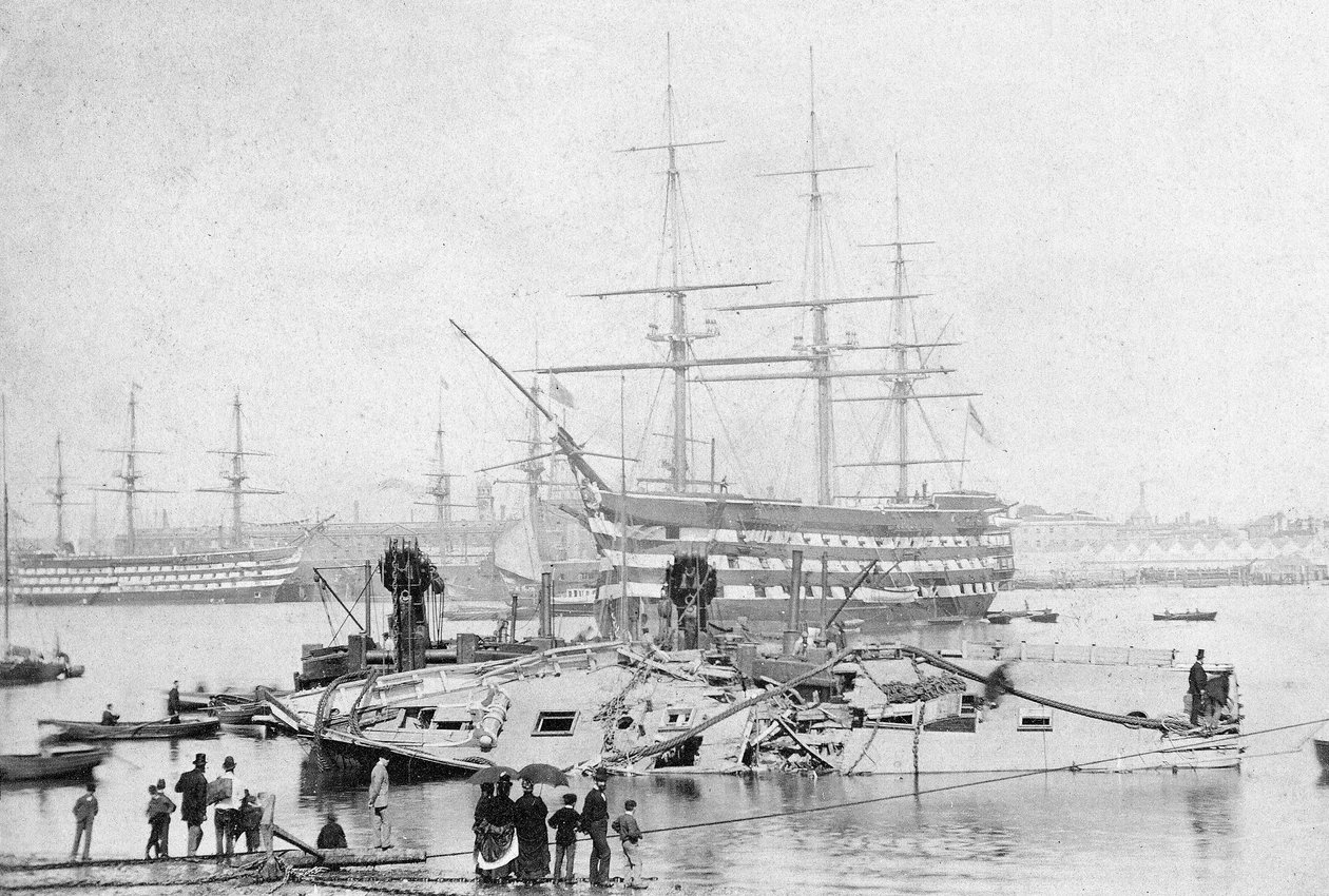 انتصار HMS في ميناء بورتسموث ، حوالي عام 1870 (صورة b / w) بواسطة مصور انجليزى