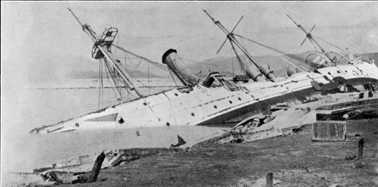 السفينة HM Sloop Phoenix مدفوعة إلى الشاطئ بواسطة إعصار هونغ كونغ ، صورة توضيحية من The Graphic ، 27 أكتوبر 1906 بواسطة مصور انجليزى