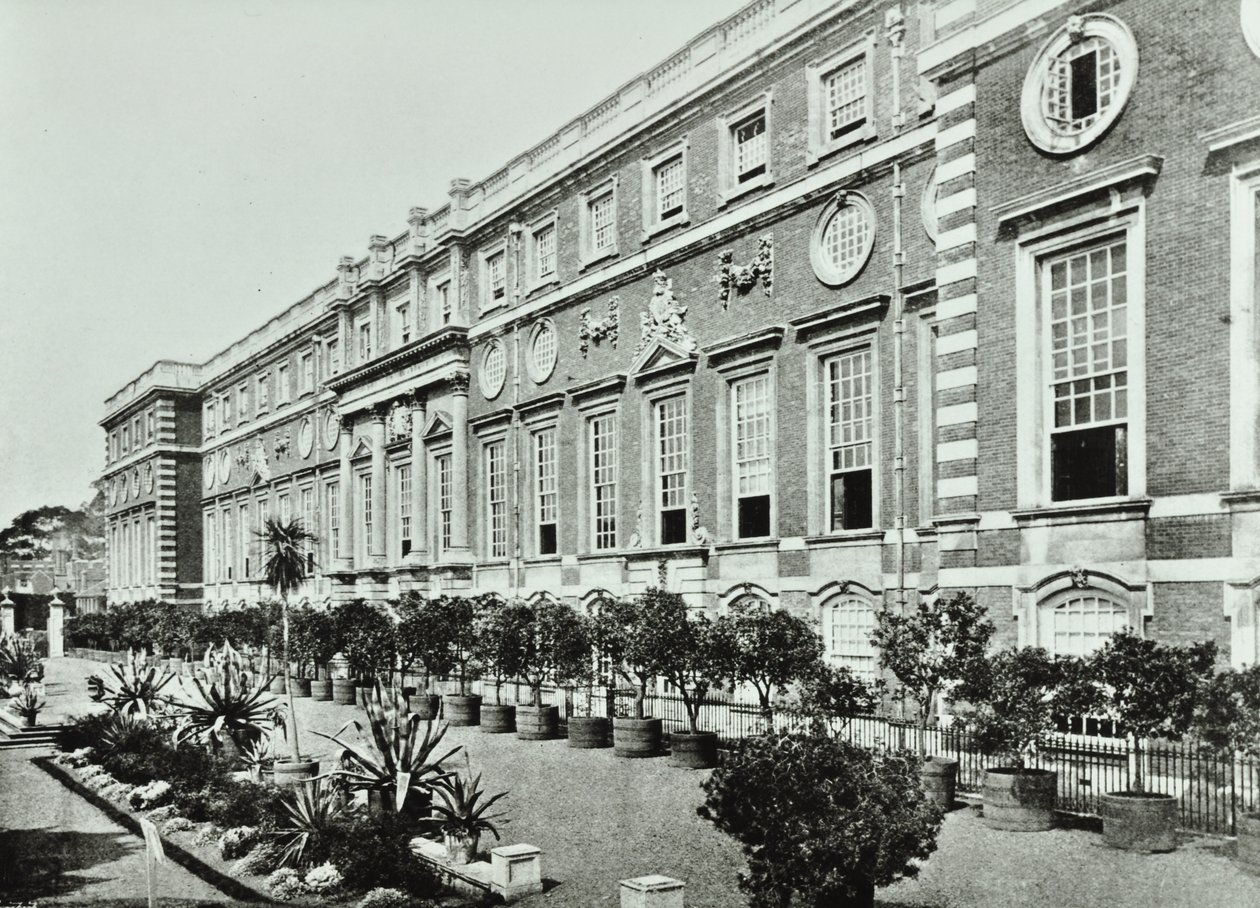 قصر هامبتون كورت ، طريق هامبتون كورت ، ريتشموند: The Terrace ، Wrens Court ، 1896 بواسطة مصور انجليزى