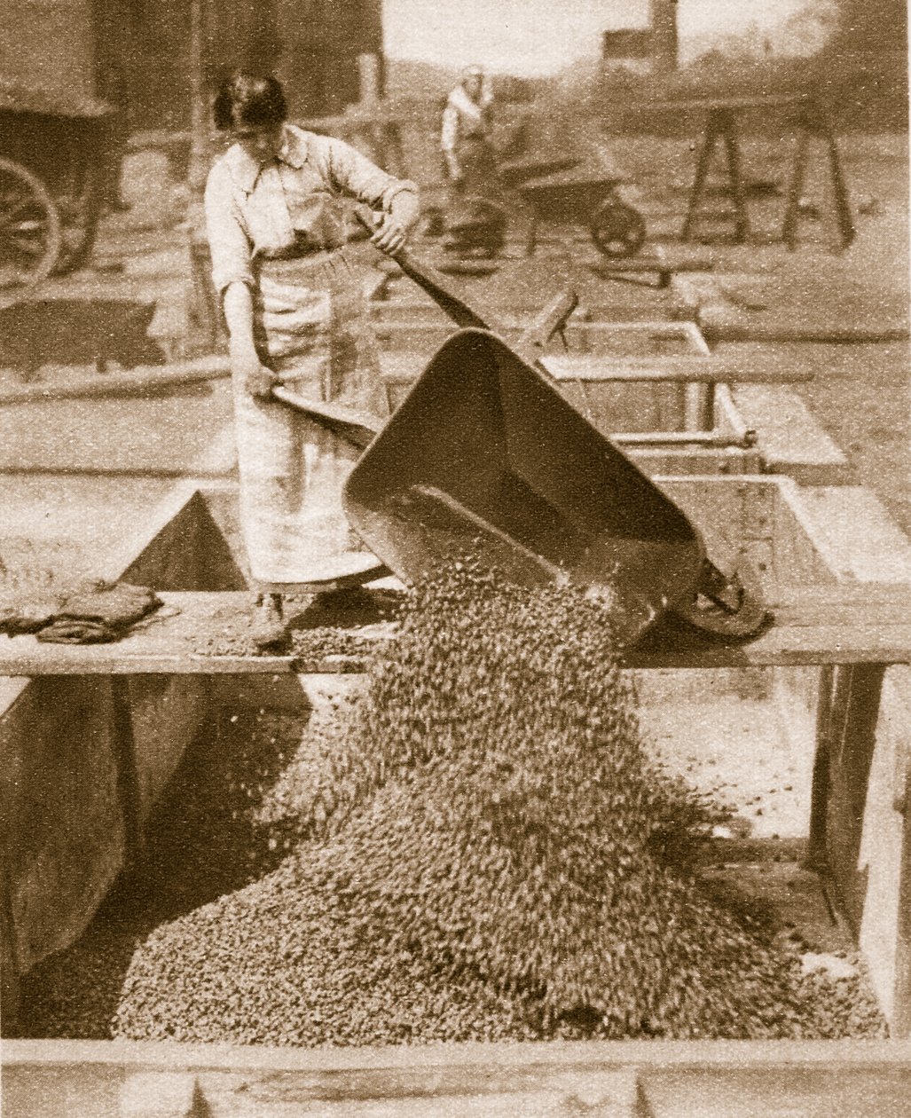 مساعدون في المنزل للأبطال في الخارج ، 1914-19 صور من وزن الجسم) بواسطة مصور انجليزى