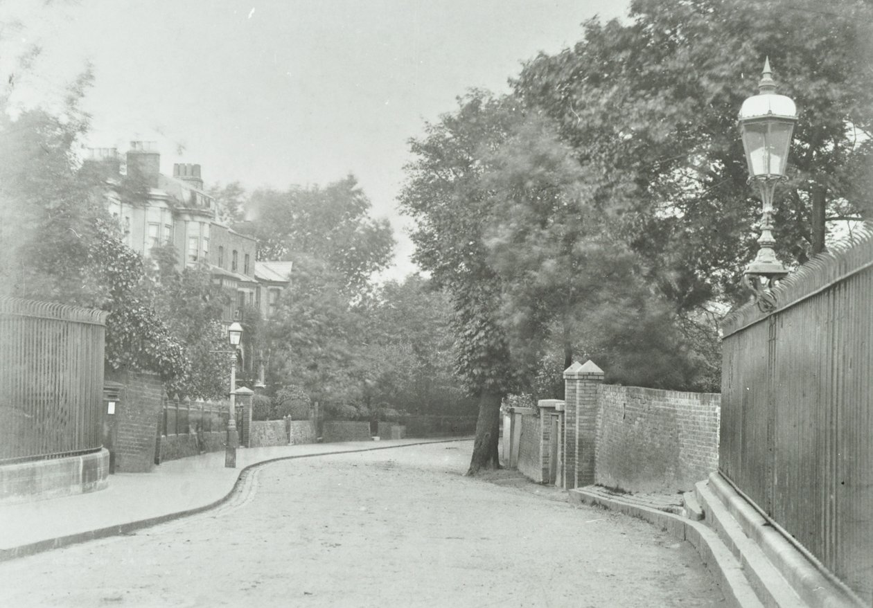 ممر Highgate: النهج الشرقي مع مصباح قديم مثبت على السور ، 1896 بواسطة مصور انجليزى