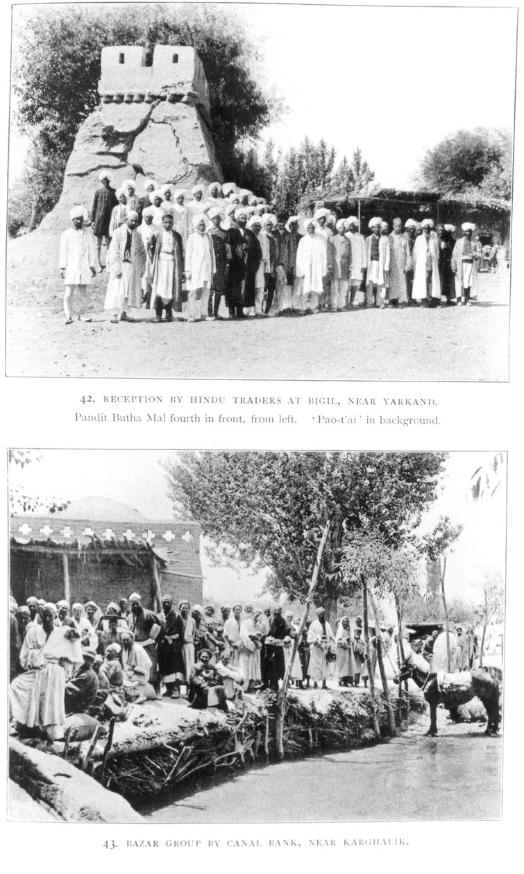 التجار الهندوس في Bigil ، بالقرب من Yarkand ومجموعة في بازار بالقرب من Kharghalik ، من أطلال الصحراء كاثي بواسطة السير Aurel Stein ، نشر عام 1912 بواسطة مصور انجليزى