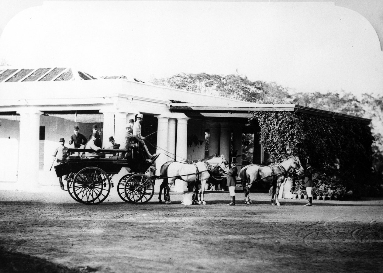 عربة تجرها الخيول في الهند الاستعمارية ، 1870s بواسطة مصور انجليزى