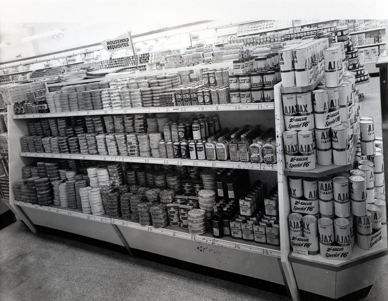 ممر المستلزمات المنزلية ، متجر Woolworths ، 1956 بواسطة مصور انجليزى