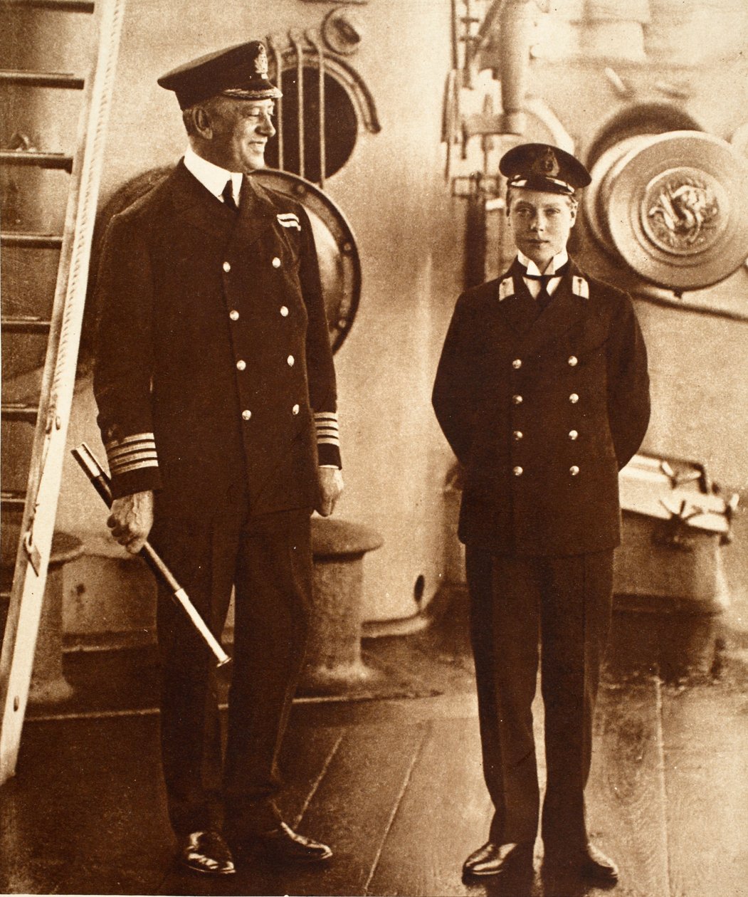 الملك إدوارد الثامن في منصب الضابط البحري في HMS هندوستان ، 1910 بواسطة مصور انجليزى