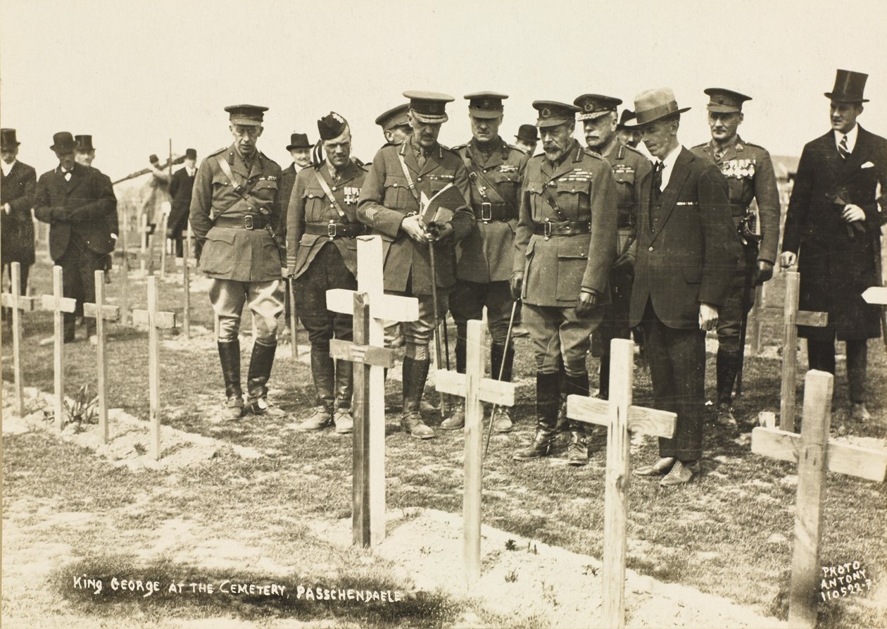الملك جورج الخامس في المقبرة ، Passchendaele بواسطة مصور انجليزى