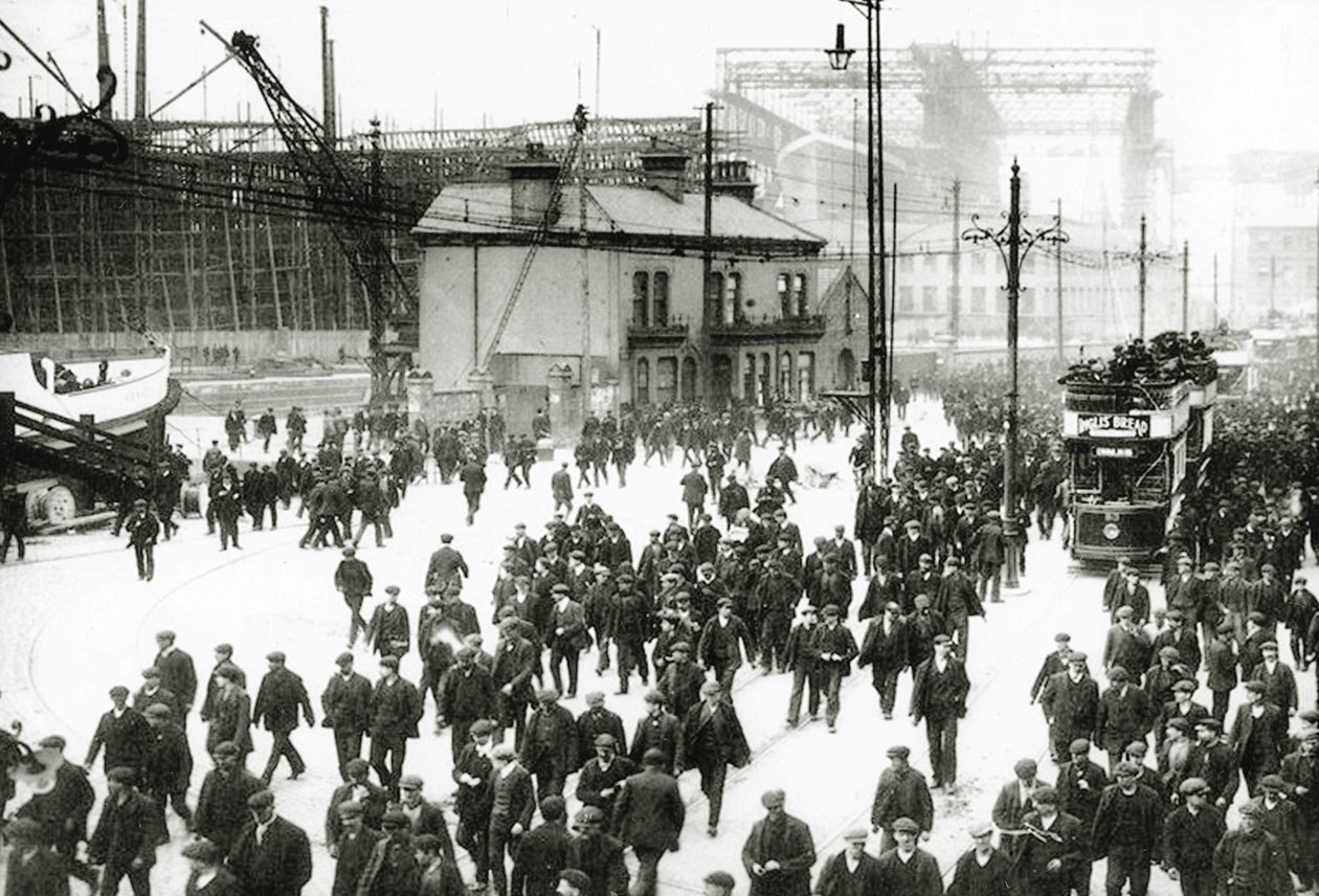 الوقت الضائع في حوض بناء السفن Harland und Wolff ، بلفاست ، أيرلندا مع Titanic قيد الإنشاء في الخلفية ، 1910-11 بواسطة مصور انجليزى