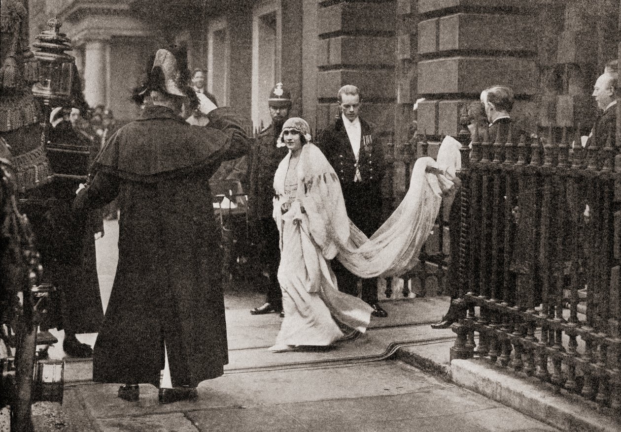 السيدة إليزابيث باوز ليون في طريقها إلى زفافها في 26 أبريل 1923 ، إلى صاحب السمو الملكي دوق يورك ، لاحقًا الملك جورج السادس ، من قصة خمس وعشرون سنة ، نُشر عام 1935 بواسطة مصور انجليزى