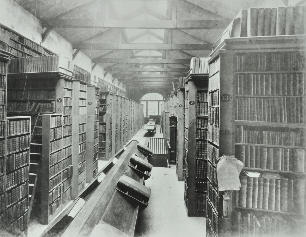 المكتبة ، كلية سيون ، فيكتوريا إمبانكمينت ، مدينة لندن ، 1885 بواسطة مصور انجليزى