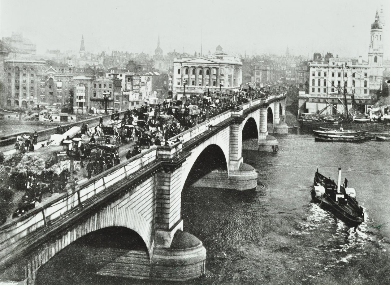 جسر لندن: حركة مرور تجرها الخيول على الجسر ، 1895 بواسطة مصور انجليزى