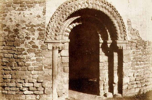 قلعة لودلو: مدخل الكنيسة المستدير ، حوالي 1852-3 (صورة) بواسطة مصور انجليزى