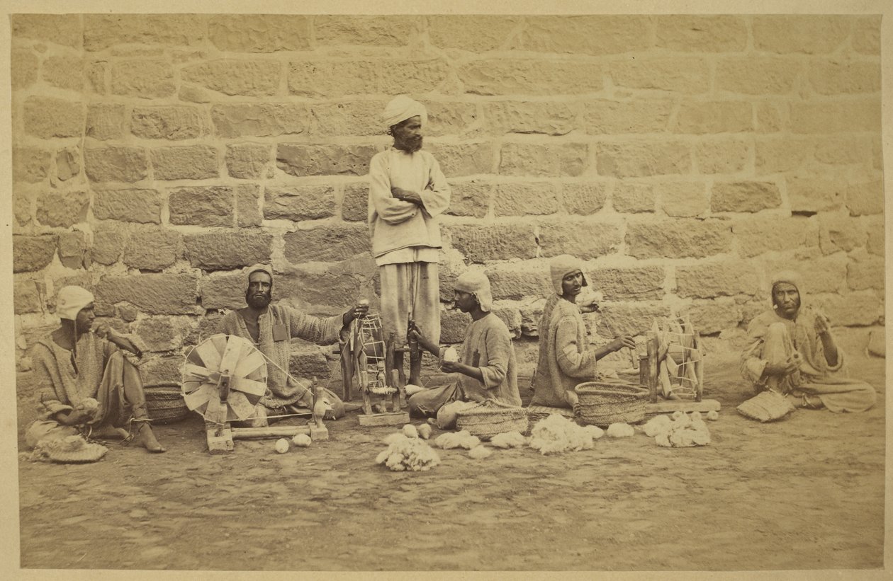 سجناء رجال يلفون القطن على عجلات دوارة في سجن كراتشي. ج. 1873160 مم × 250 مم المصور: المسح الأثري لشركة Michie and Company للهند المجموعات: India Office Series (المجلد 52). بواسطة مصور انجليزى