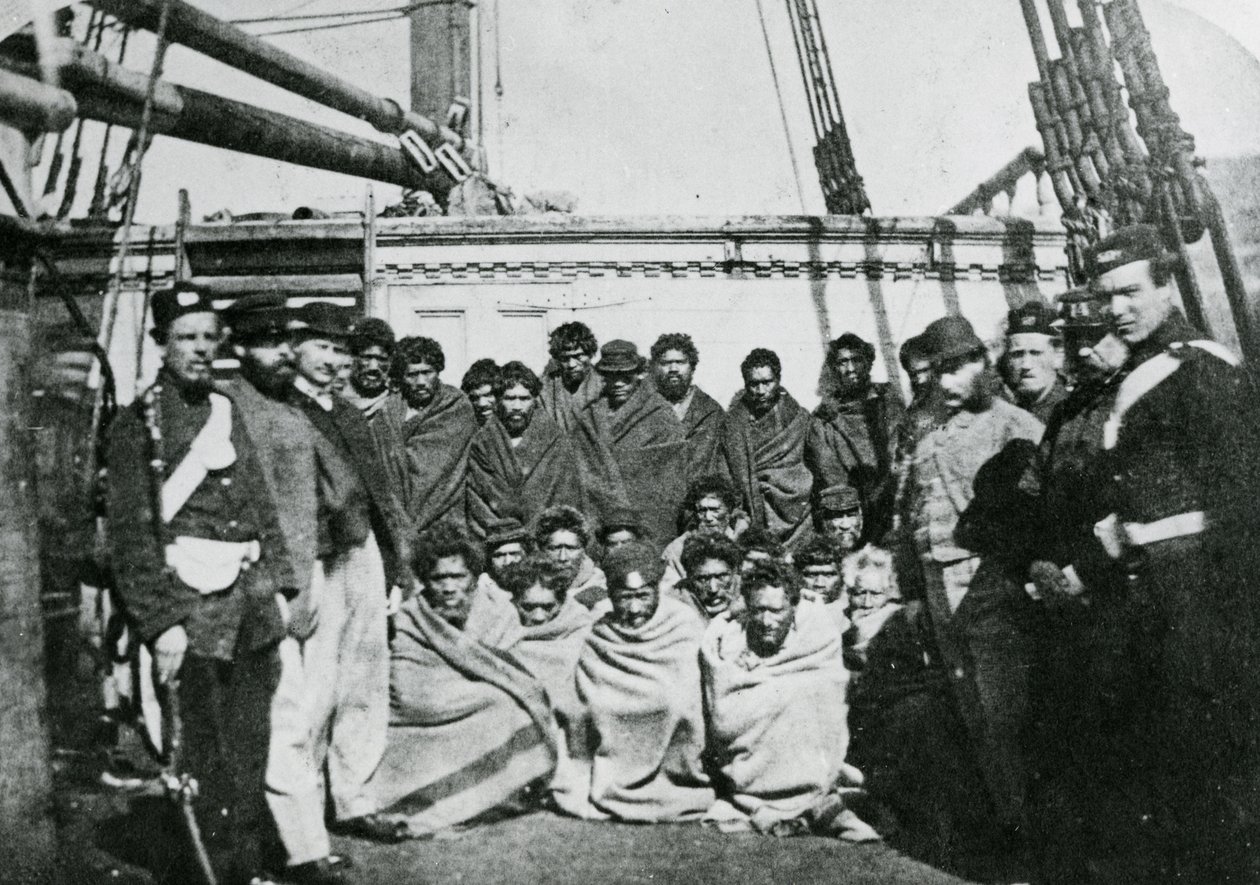 سجناء الماوري على متن هيكل سجن في ميناء ويلينغتون ، 1866 بواسطة مصور انجليزى
