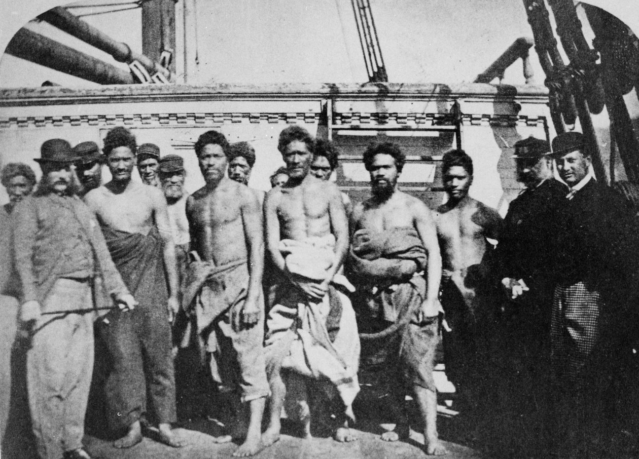 سجناء الماوري على متن هيكل سجن في ميناء ويلينغتون ، 1866 بواسطة مصور انجليزى