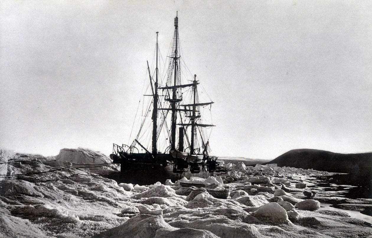 North Pole:”” Alert”” nipped near cape Beechey, Robeson channel - in “” Narrative of a voyage to the Polar See during 1875-76””, G.S. Nares, ed. London بواسطة مصور انجليزى