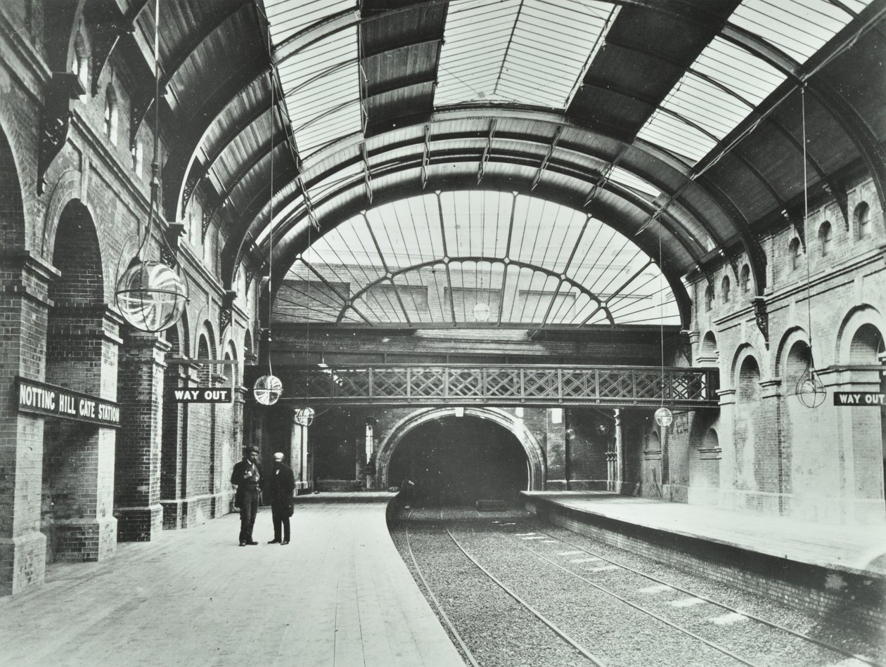 محطة مترو أنفاق Notting Hill Gate: منظر للمنصات والمسار ، 1868 بواسطة مصور انجليزى