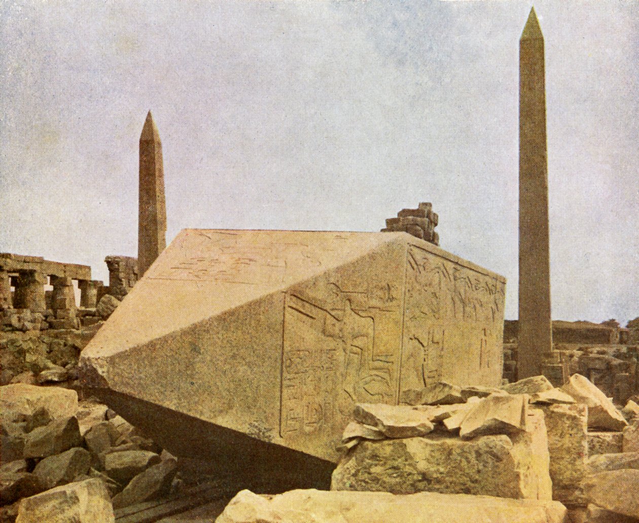 مسلات في الكرنك ، مصر. بواسطة مصور انجليزى