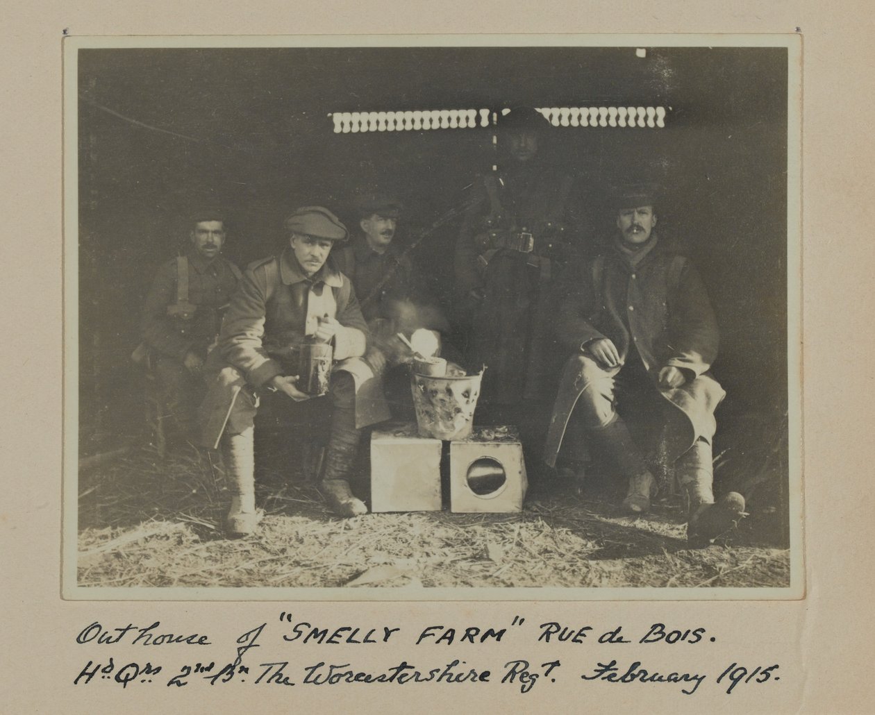 خارج منزل SMELLY FARM Rue de Bois. عالية الدقة. Qrs. 2nd Bn The Worcestershire Regt. فبراير 1915 بواسطة مصور انجليزى