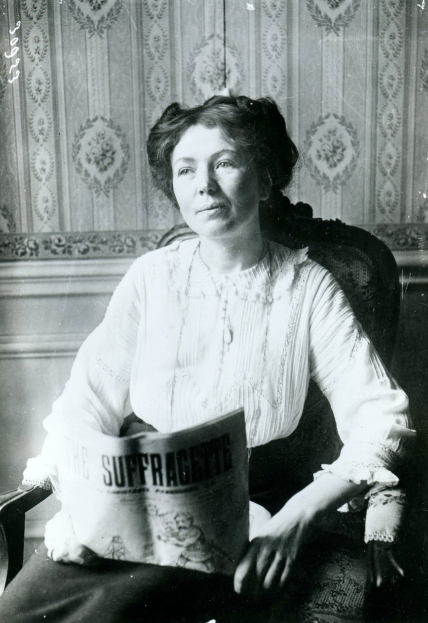 صورة لكريستابل بانكهيرست تقرأ نسخة من كتاب Suffragette c.1905 بواسطة مصور انجليزى