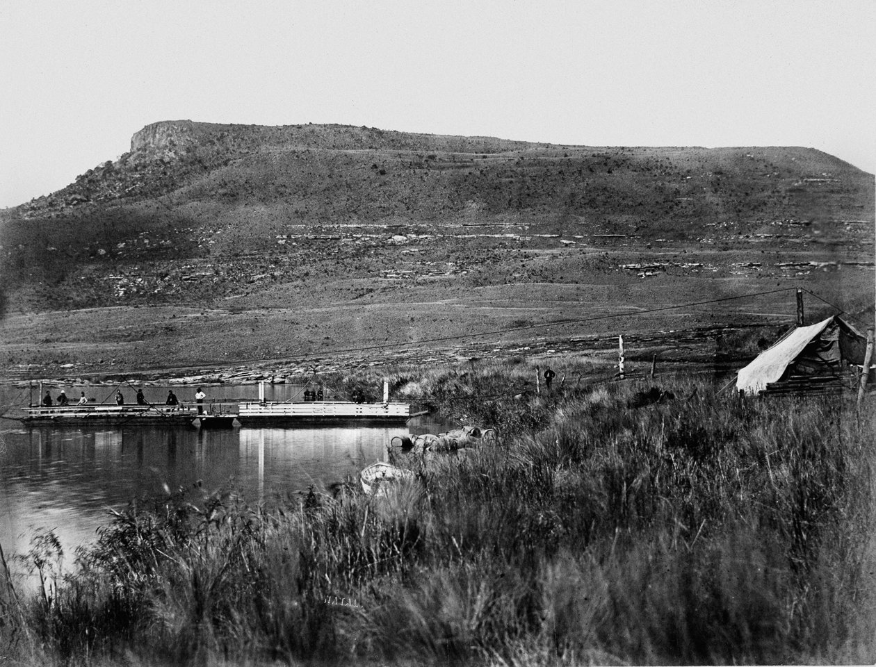 البريد في Rorkes Drift مع Signal Hill في المسافة ، 1879 بواسطة مصور انجليزى