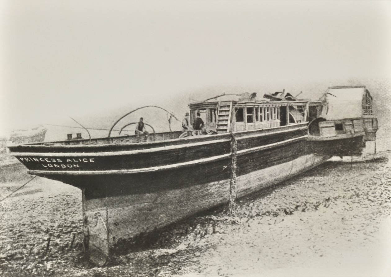 الأميرة أليس: بعد تربيتها من نهر التايمز ، لندن ، 1889 بواسطة مصور انجليزى