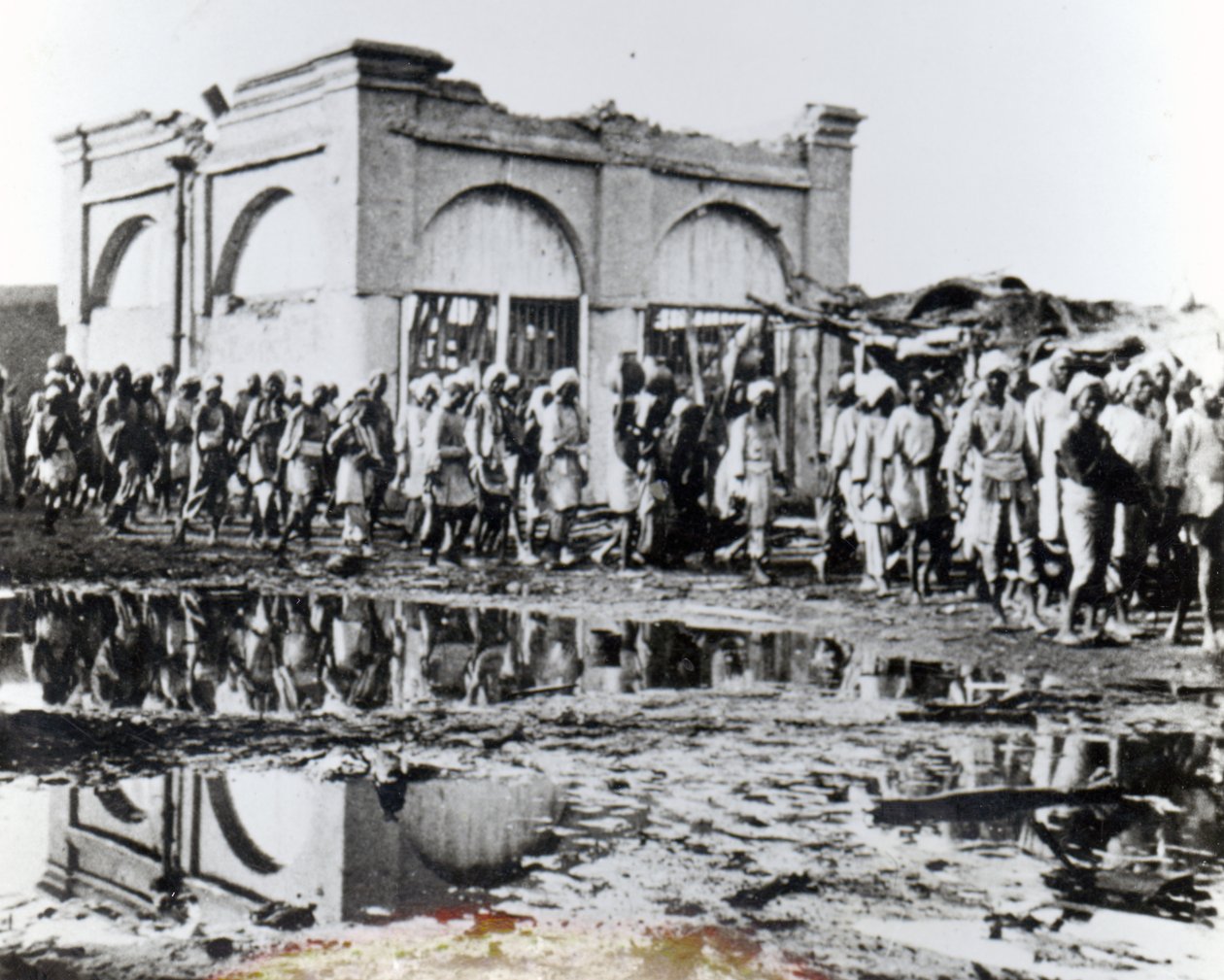 سجناء يجتازون المحراب ، بيت صلاة خليفة ، 1898 بواسطة مصور انجليزى