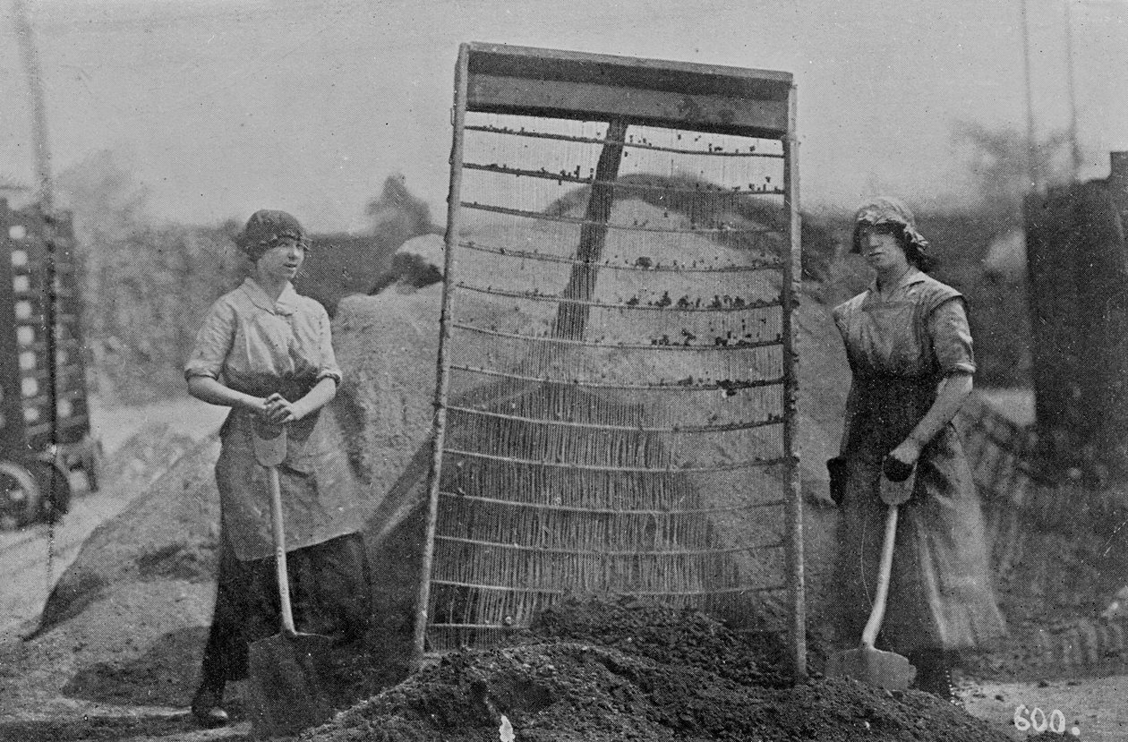 Riddling Cinders ، صور مكتب الحرب ، 1916 (صور من وزن الجسم) بواسطة مصور انجليزى
