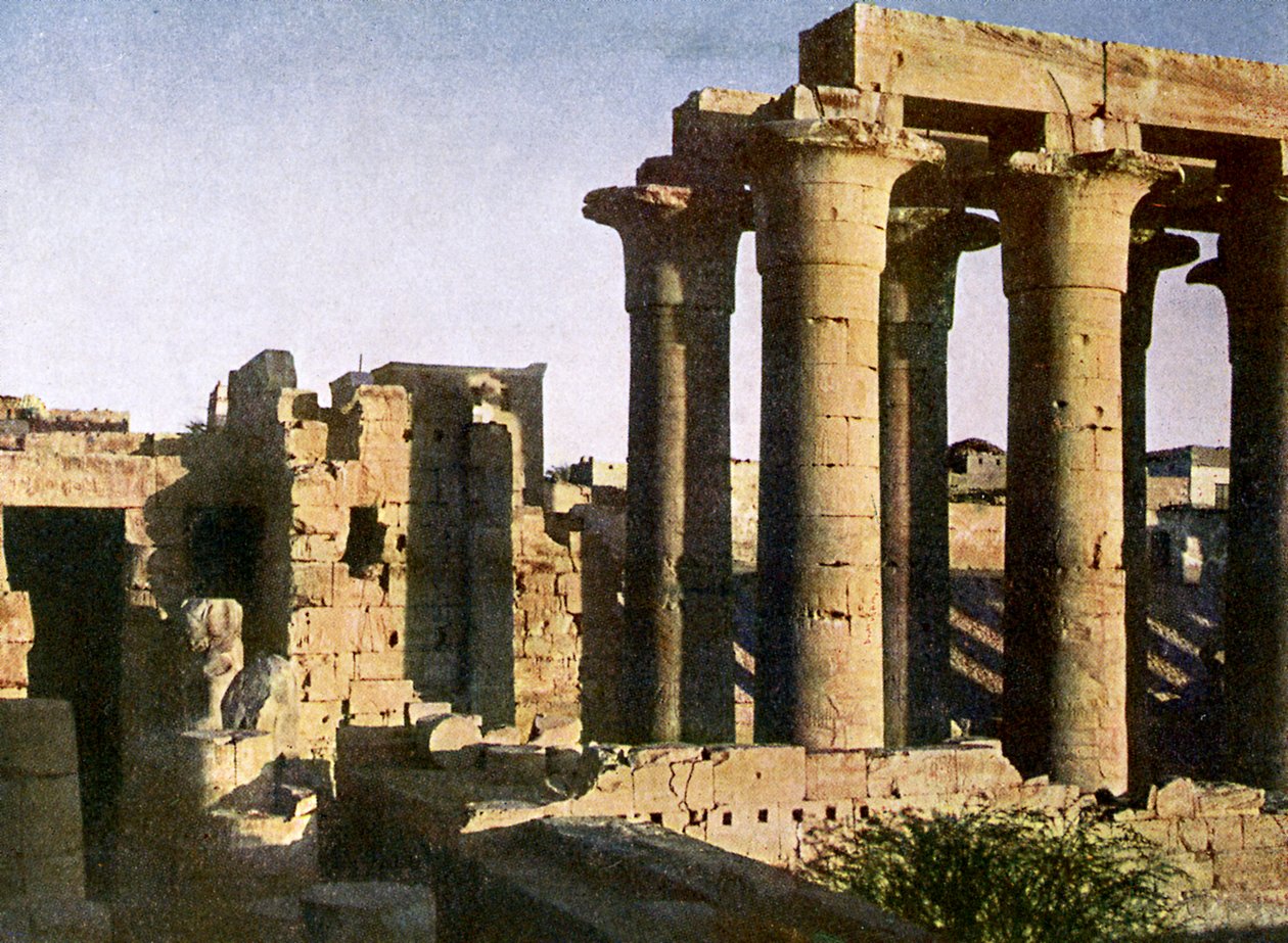 أنقاض رواق بمعبد الأقصر ، مصر. بواسطة مصور انجليزى