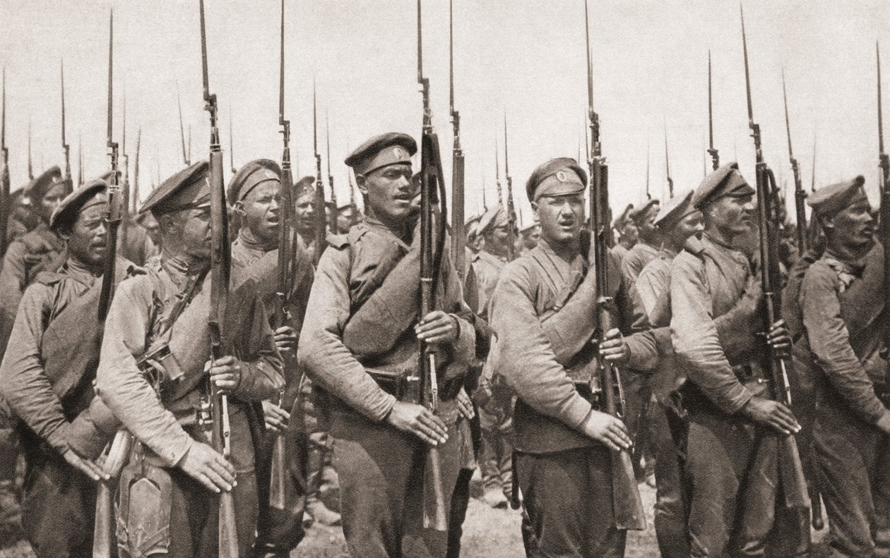 المشاة الروسية في العرض وعرض الأسلحة خلال الحرب العالمية الأولى ، من أخبار الحرب المصورة ، 1915 بواسطة مصور انجليزى