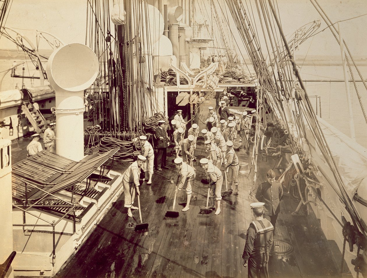 تنظيف سطح HMS Calliope بواسطة مصور انجليزى