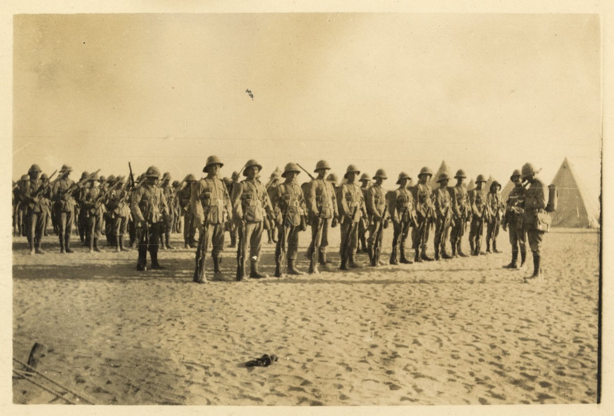 شو جزء من بلدي كوي في موكب شوشا - الصحراء الليبية 6:30 صباحًا ، سبتمبر 1916 (صورة بالأبيض والأسود) بواسطة مصور انجليزى