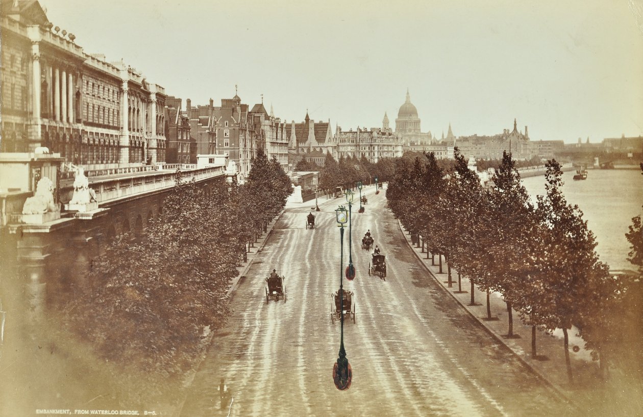 Somerset House ، Victoria Embankment ، Westminster LB: النظر شمالاً من جسر واترلو ، 1895 بواسطة مصور انجليزى