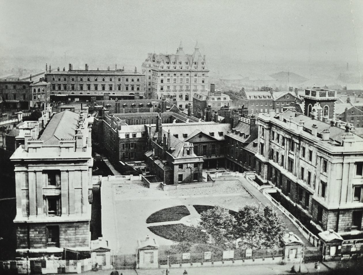 مستشفى سانت توماس: منظر مرتفع من الخارج ، 1862 بواسطة مصور انجليزى