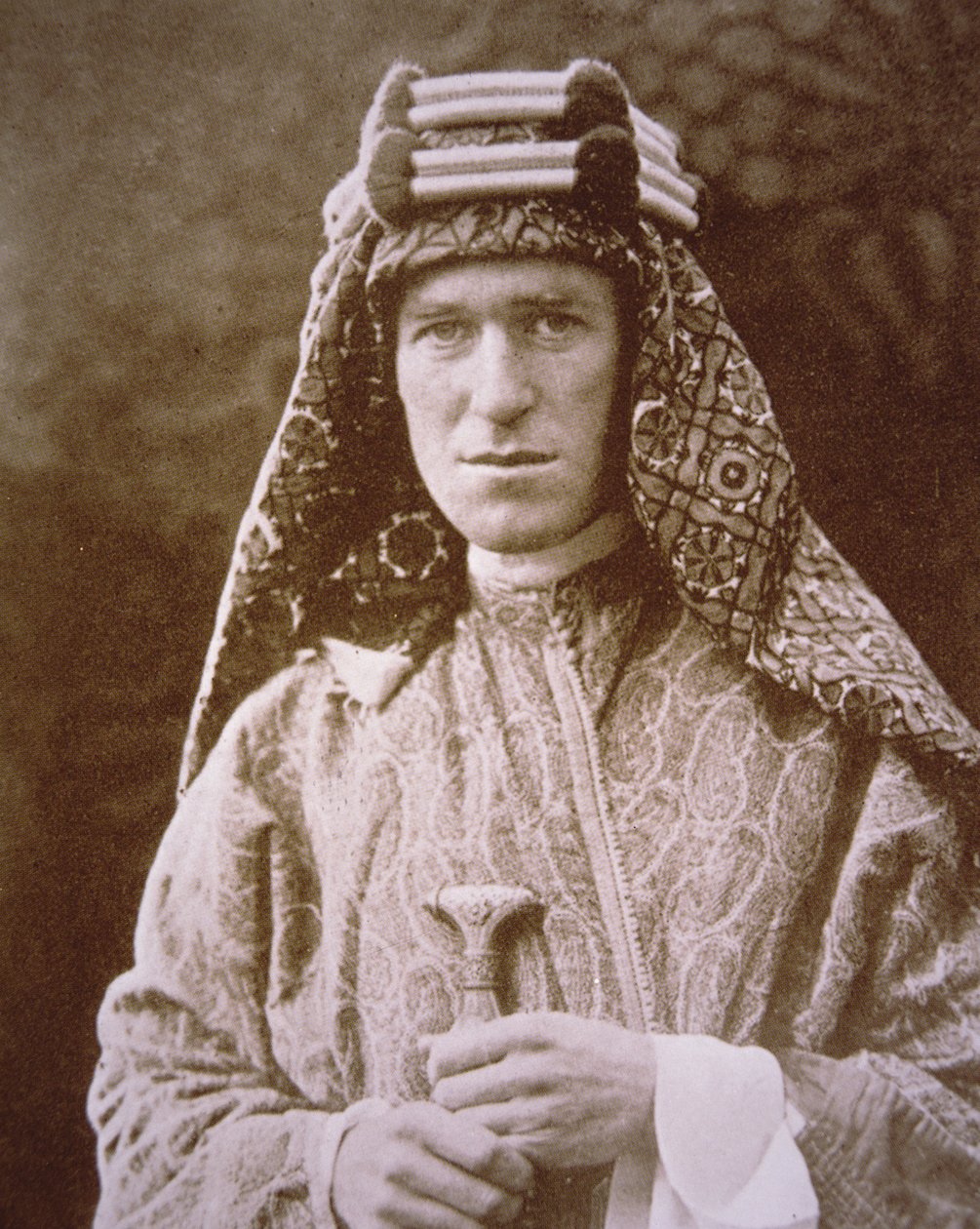 T.E. Lawrence in Arab costume during WWI, c.1914-18 (b/w photo) بواسطة مصور انجليزى
