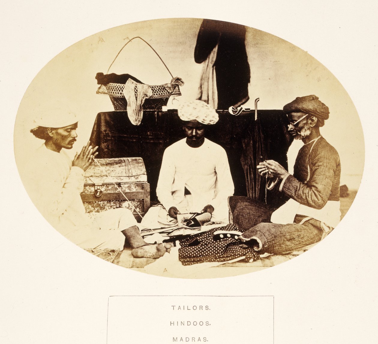 خياطون ، هندوس ، مدراس ، من شعب الهند ، بقلم جيه فوربس واتسون ، تم نشره عام 1868 (طبعة زخرفية) بواسطة مصور انجليزى