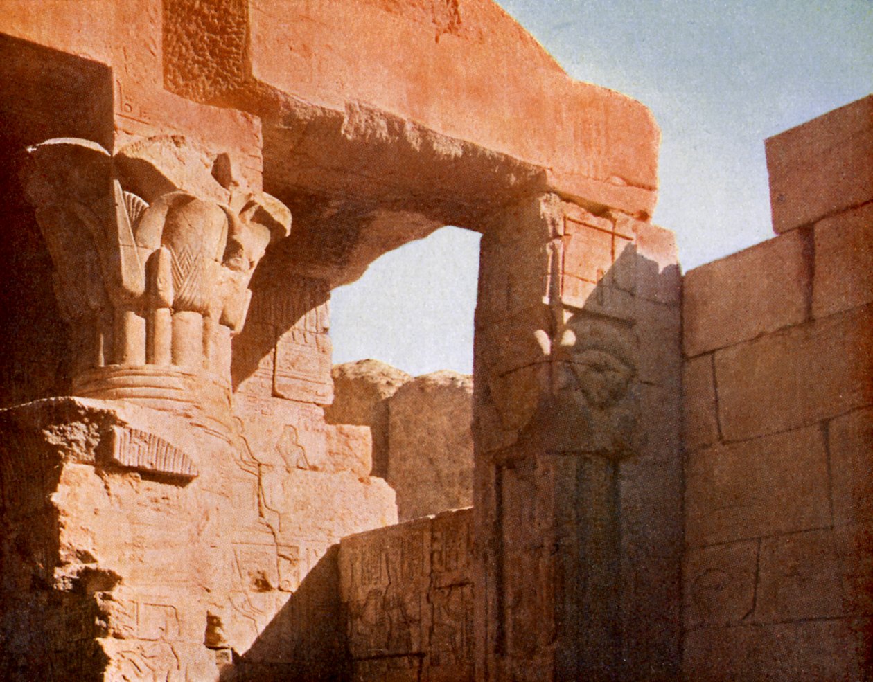 معبد في المدينة المنورة ، مصر. بواسطة مصور انجليزى