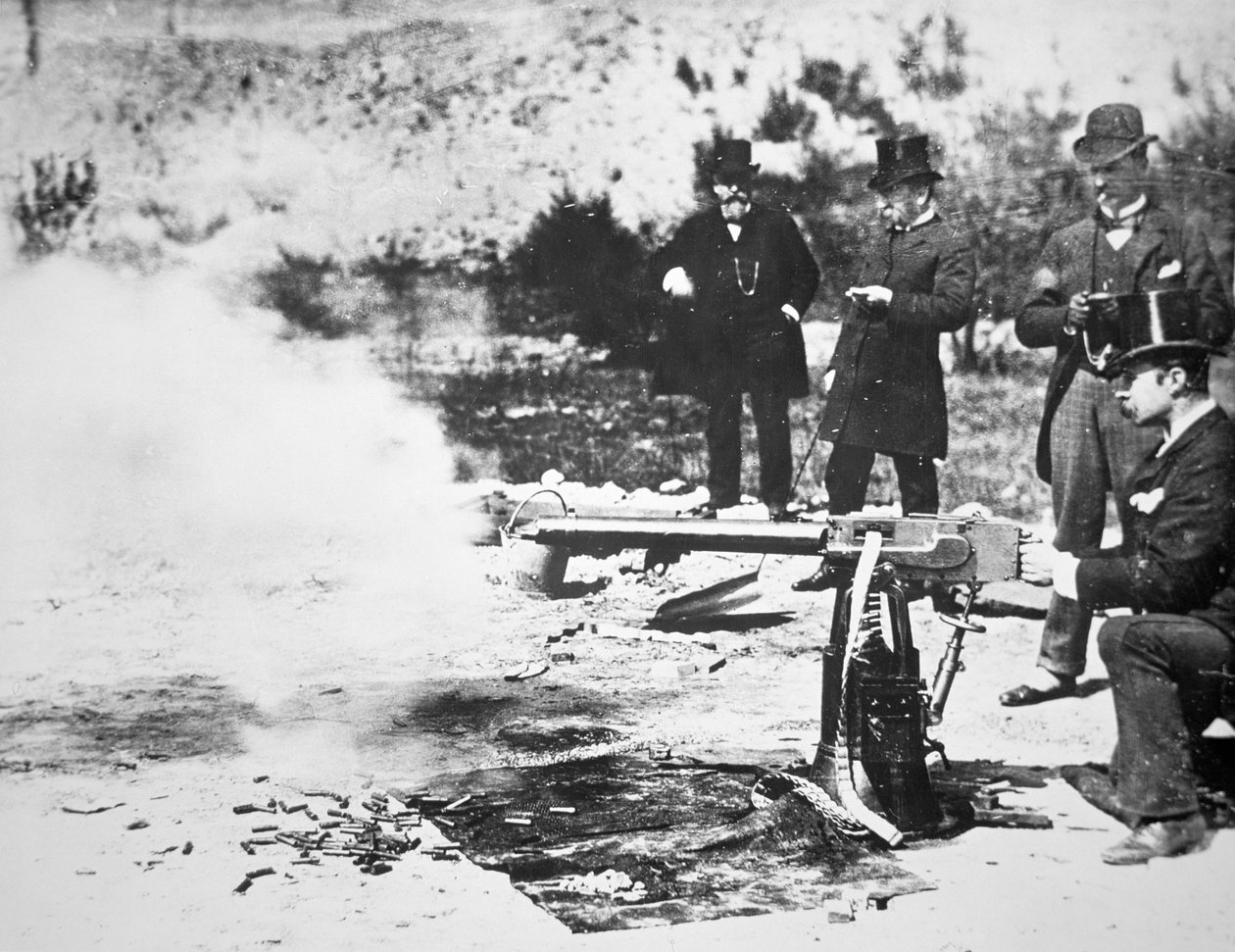 Testing the first Maxim machine gun بواسطة مصور انجليزى