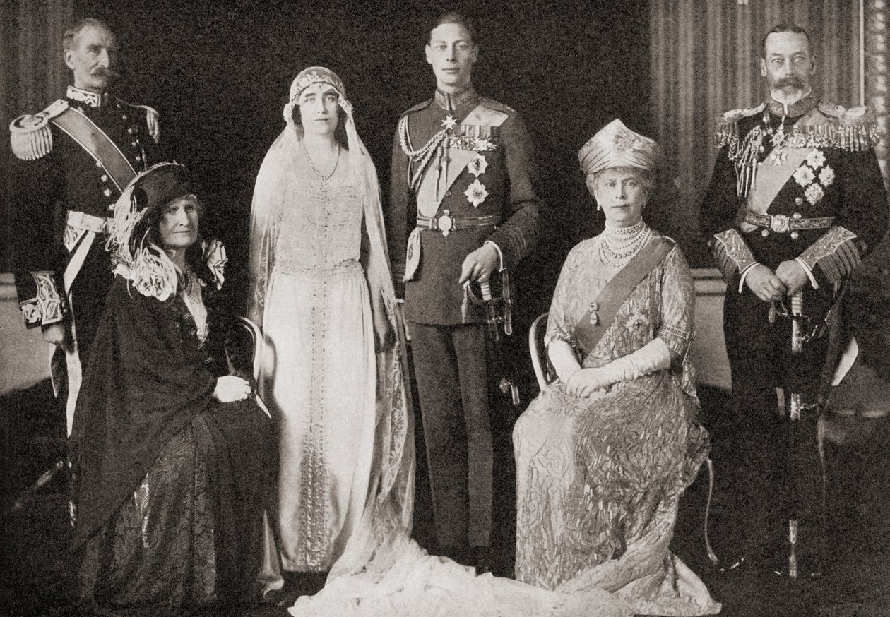 العائلة الملكية البريطانية في حفل زفاف دوق ودوقة يورك ، 1923 ، من قصة خمس وعشرون سنة ، نُشر عام 1935 بواسطة مصور انجليزى