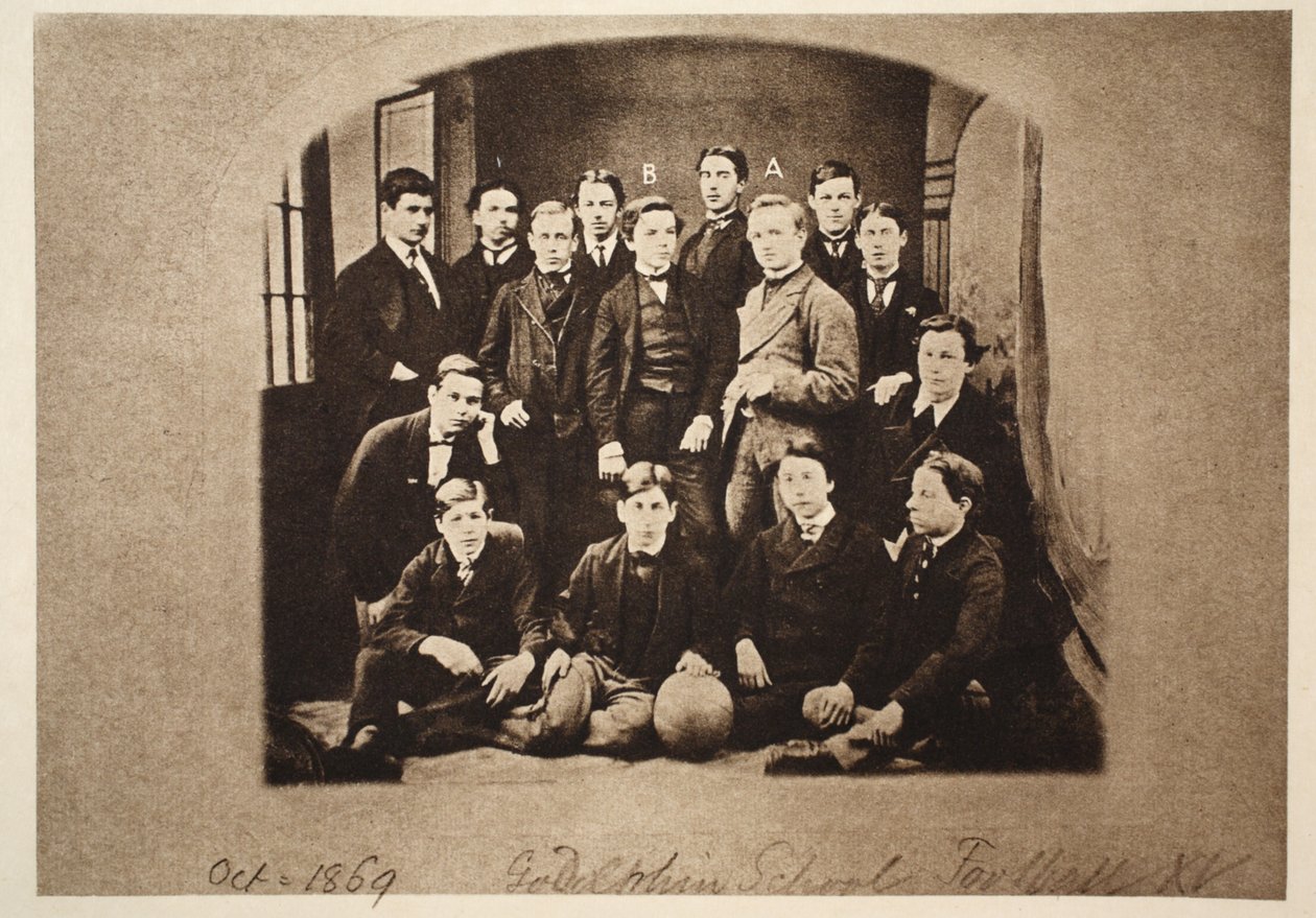 The Godolphin School Football SXV ، بما في ذلك (أ) Harry Wearne و (ب) السير Leander Starr-Jameson ، 1869 (sepia photo) بواسطة مصور انجليزى