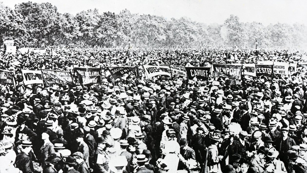 مظاهرة الأصوات العظيمة للنساء في هايد بارك ، الأحد 12 يونيو 1908 بواسطة مصور انجليزى