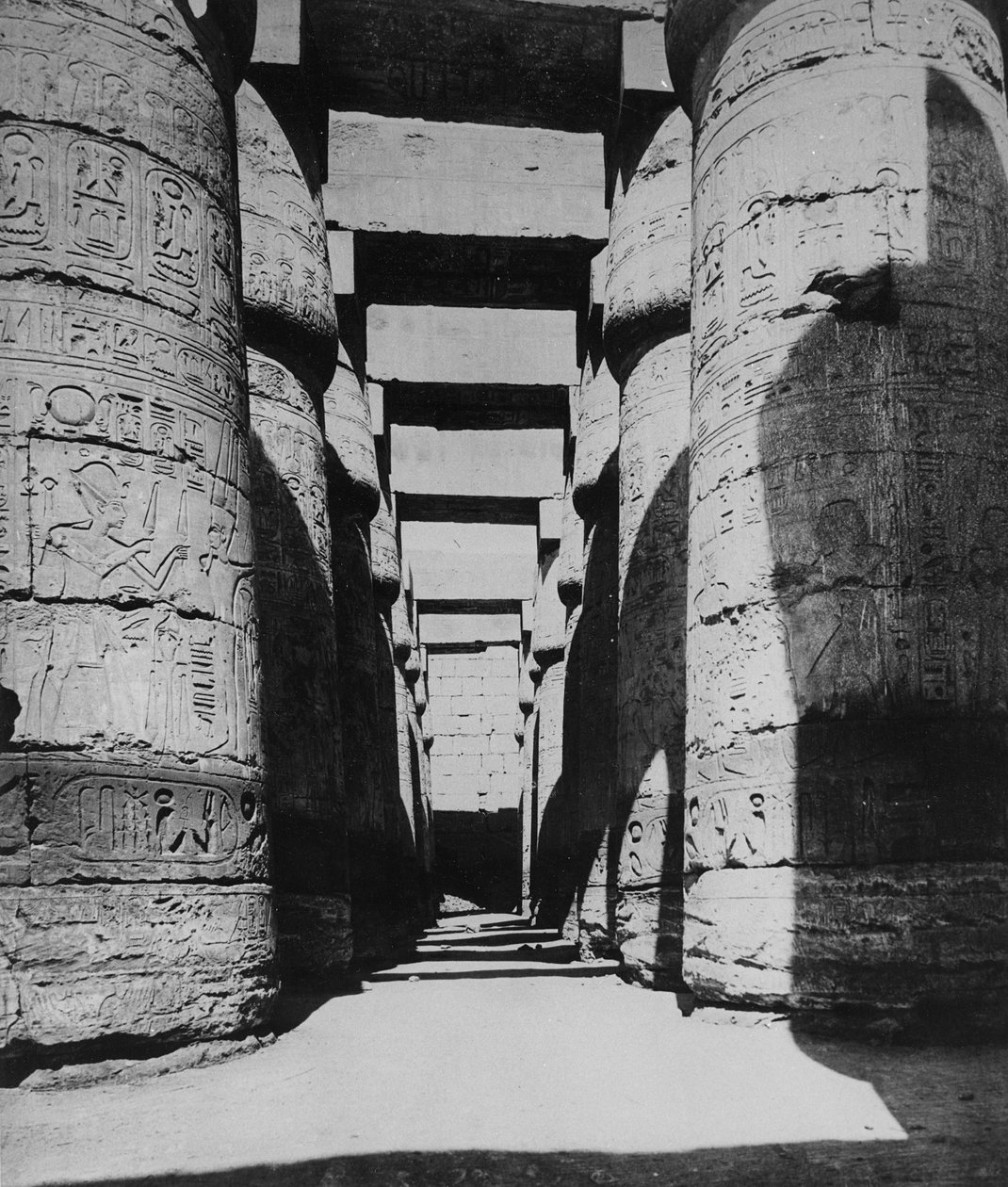قاعة الأعمدة بواسطة مصور انجليزى