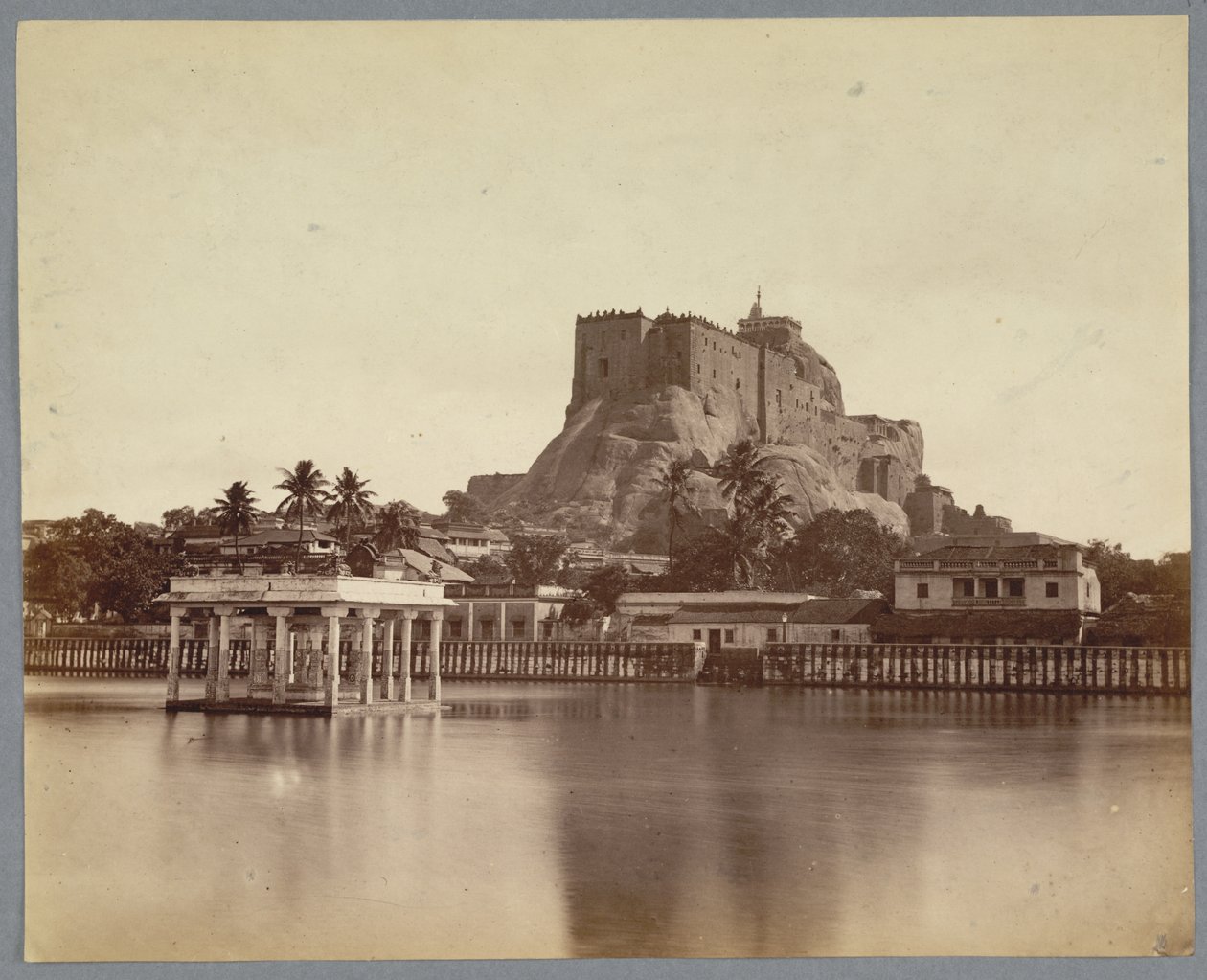 حصن الدبابة والصخور في Trichinopoly بواسطة مصور انجليزى