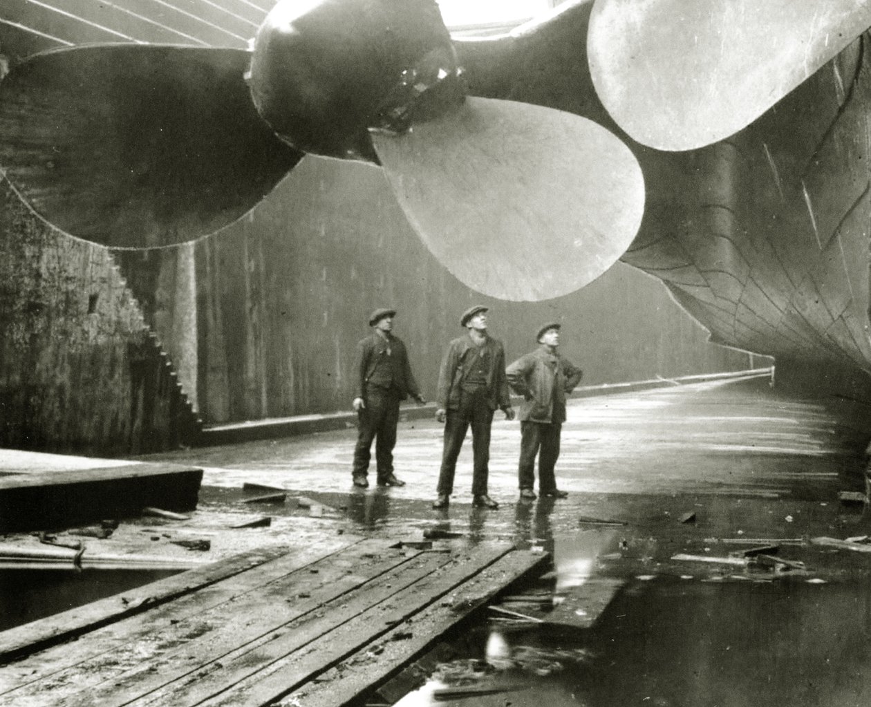 مراوح تيتانيك في حوض طومسون Graving Dock of Harland & Wolff ، بلفاست ، أيرلندا ، 1910-11 بواسطة مصور انجليزى