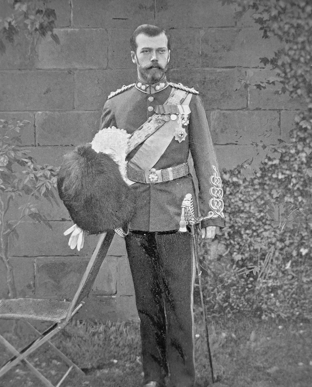 القيصر نيكولاس الثاني يرتدي زي Royal Scots Grays بواسطة مصور انجليزى