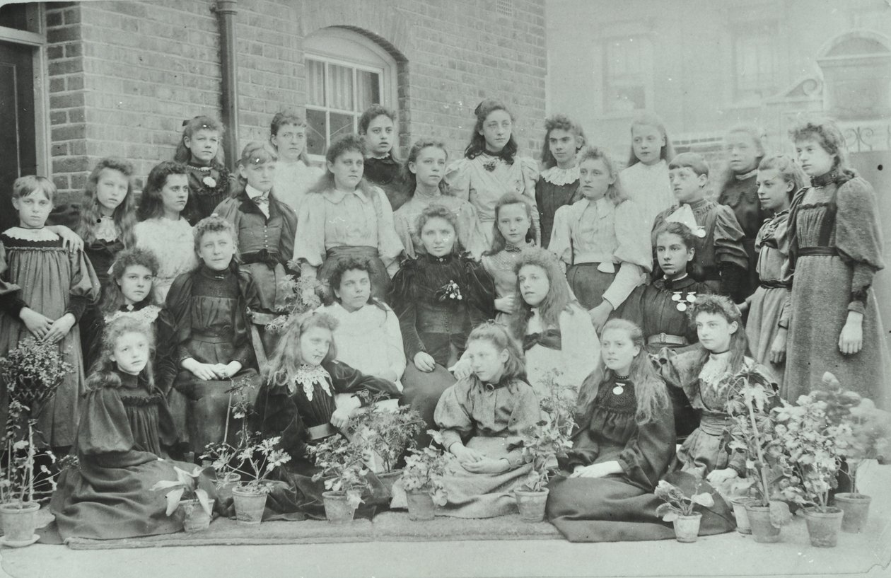 فئة غير معروفة من الفتيات ، 1896 بواسطة مصور انجليزى
