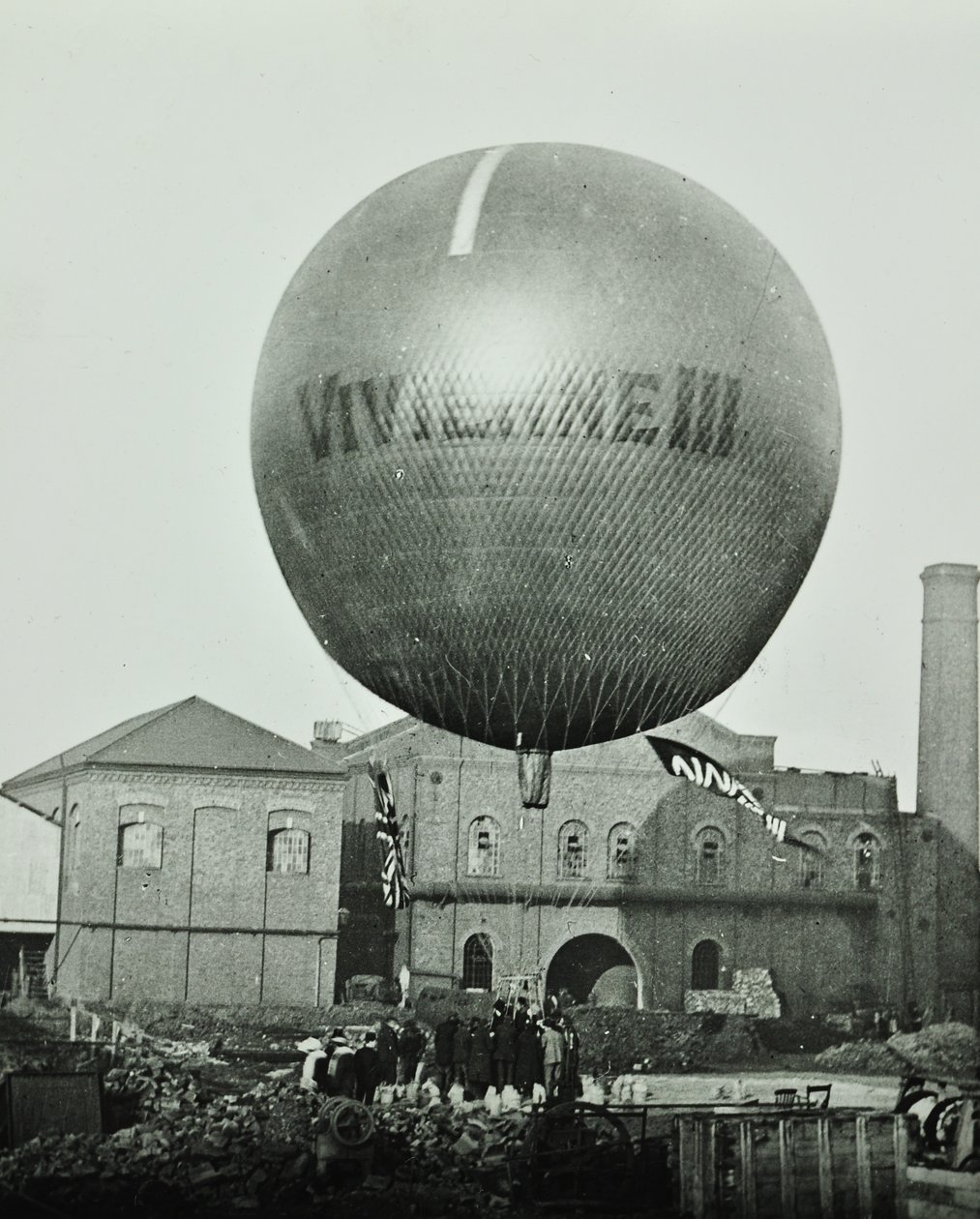 بالون Vivienne III أمام شركة Wandsworth Gas ، 1898 بواسطة مصور انجليزى