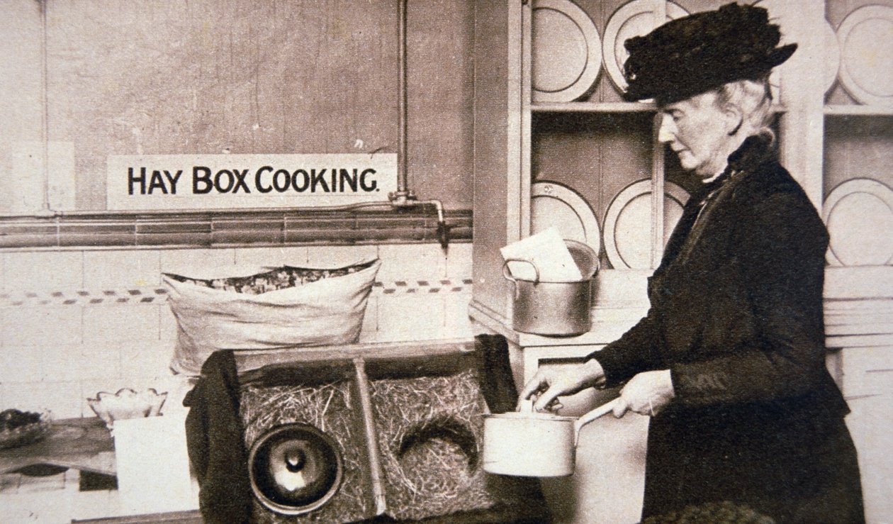WWI British Home Front: economy cooking with a Hay Box (b/w photo) بواسطة مصور انجليزى