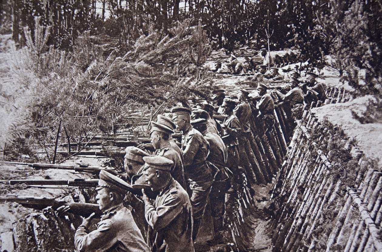الحرب العالمية الأولى القوات الروسية في خندق على جبهة نهر دفينا ، سبتمبر 1917 (b / w photo) بواسطة مصور انجليزى